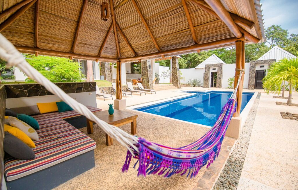 Hamac avec vue sur la piscine privée d'une villa Los Nancites, au cœur de la nature du Guanacaste au Costa Rica.