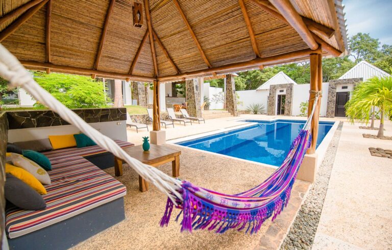 Hamac avec vue sur la piscine privée d'une villa Los Nancites, au cœur de la nature du Guanacaste au Costa Rica.